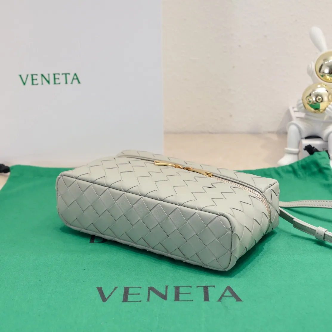 Batch 1360 Bottega Veneta 24 spring and summer woven zipper crossbody bag. A crossbody bag that can be used as a cosmetic bag. The exquisite weaving and compact body are an indispensable accessory for the upcoming summer. The double zipper also better protects the bag. It has a large capacity. If you like it, don’t miss it. Style number: 9109 Size: 22*12.5*5cm